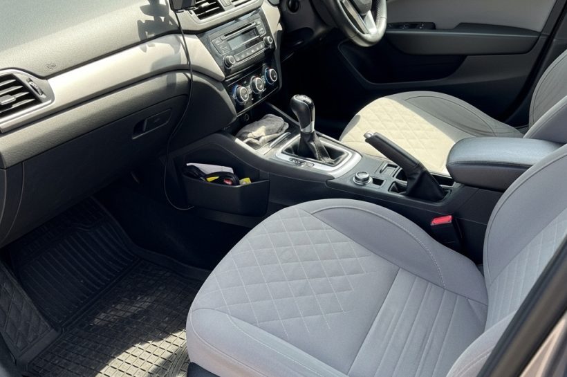 Kai sėdi prie vairo: kodėl svarbu ne tik tai, kas po kapotu? Automobilio salonas su aksesuarais, švarus prietaisų skydelis, tvarkingos sėdynės ir daiktų laikikliai