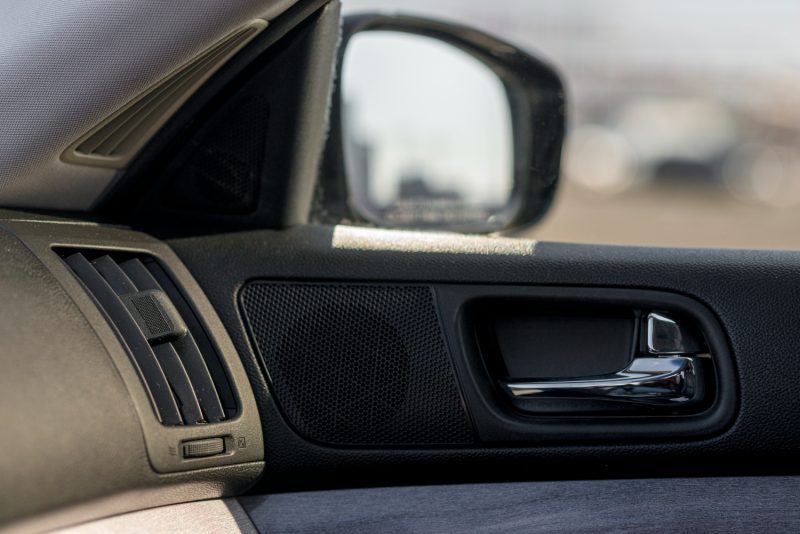 Automobilio salonas su garso izoliacijos medžiagomis ir tylios kelionės konceptu.