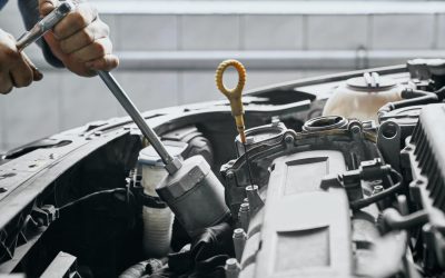 Automobilio variklis su Xado priedais, rodantis priežiūrą ir taupymą remontui